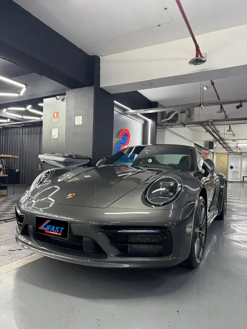 Porsche 911 cinza após polimento cristalizado