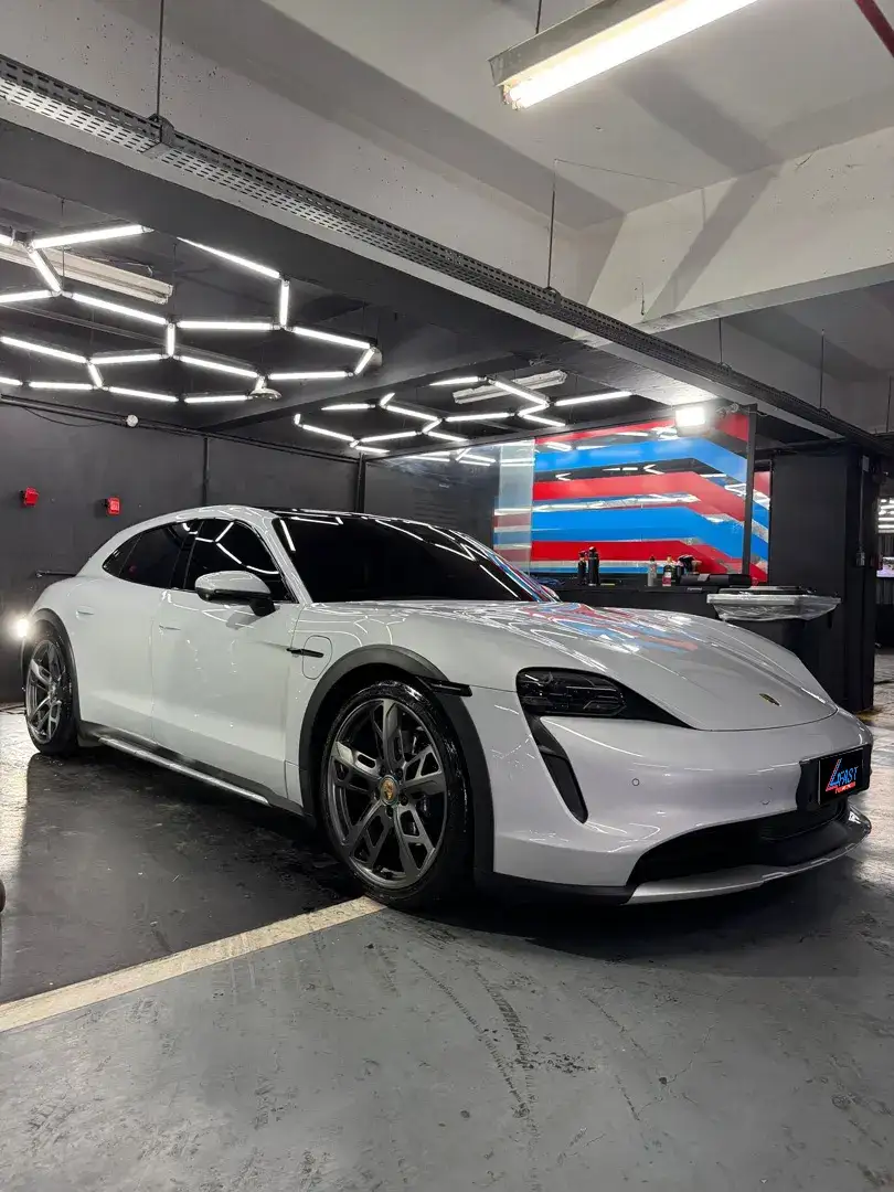 Porsche Taycan branco detalhado na 4Fast Detail