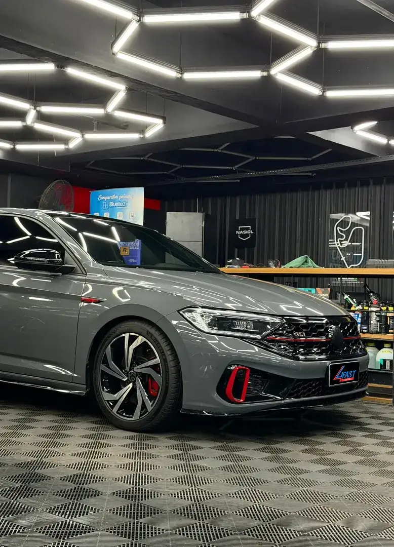 Volkswagen Jetta GLI cinza após lavagem detalhada