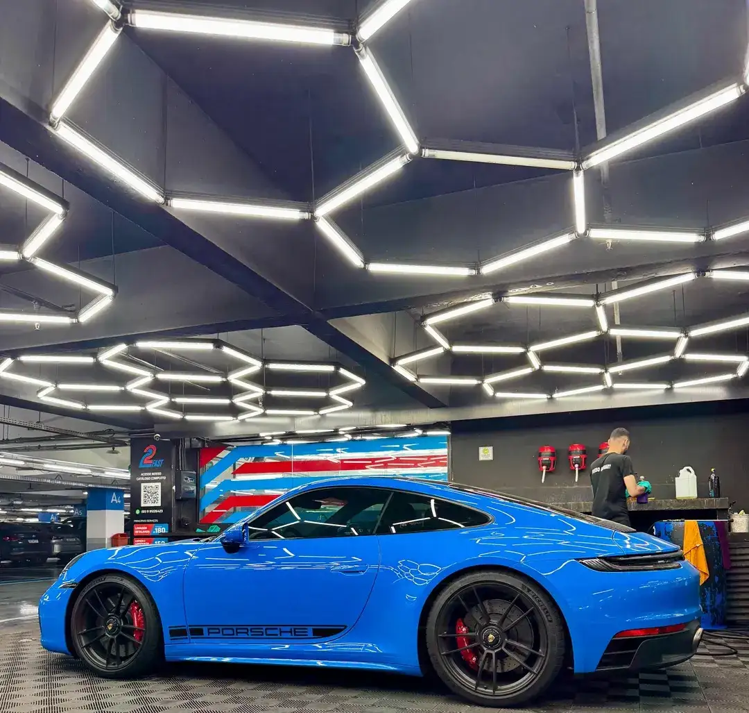 Porsche 911 azul no box da 4Fast Detail no Brasília Shopping