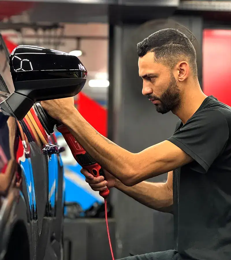 Aplicação de PPF, película de proteção de pintura, em veículo premium na 4Fast Detail em Brasília